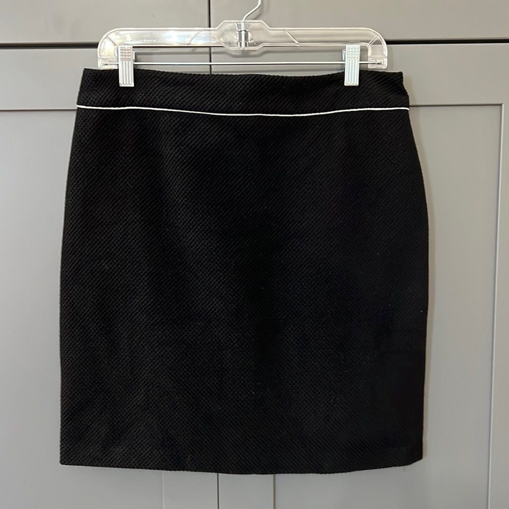 {WHBM}Sz 10 Blk Textured Mini Skirt w/Wht Accent Along waistband